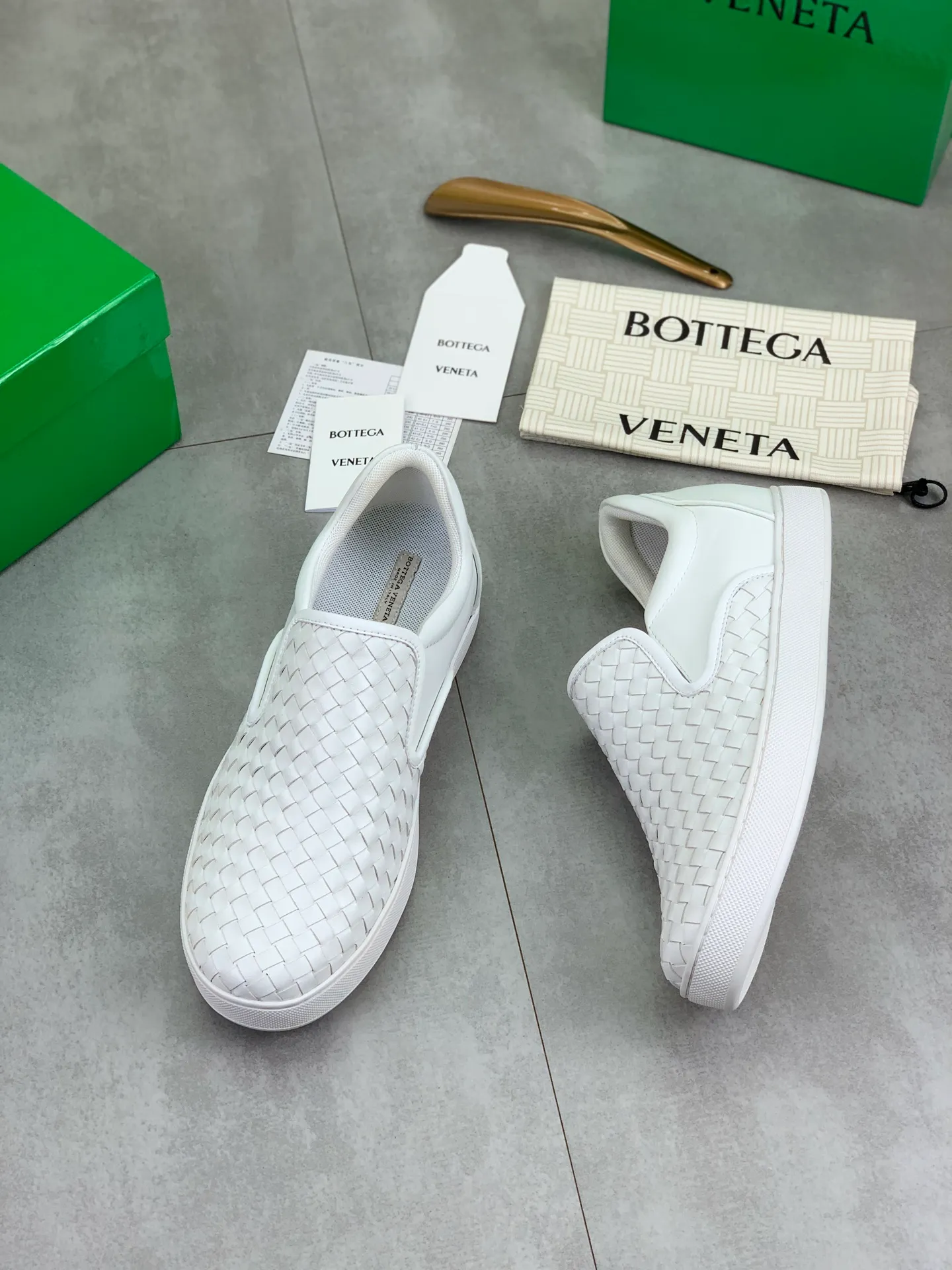 Factory price P720 💰Top quality💎💎💎 BOTTEGA VENETA official website synchronous couple👫The latest top version of the highest version of BV high-top casual shoes in the market, accept material comparison, shoe type comparison, process comparison, practical and textured, versatile, suitable for any occasion, the more you look at it, the more flavorful it becomes. Pure hand-woven craftsmanship - upper material, imported original woven calfskin - high-quality water-dyed cowhide inside - original private model customized outsole -Size: male 39-44 (customized 38 45 46) female 35-39 (customized 34 40 41) Comes with original BV green box, complete packaging.
